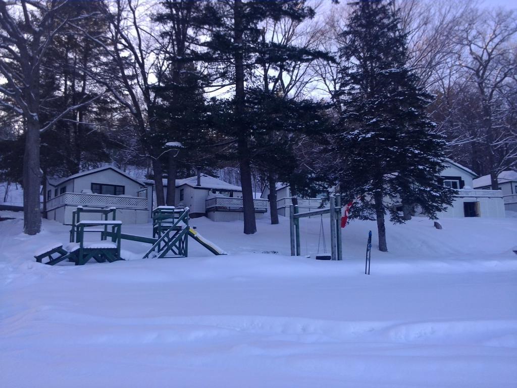 Little Hawk Resort & Marina Algonquin Highlands ภายนอก รูปภาพ
