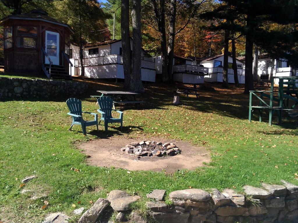 Little Hawk Resort & Marina Algonquin Highlands ภายนอก รูปภาพ
